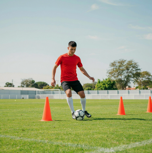 Ejercicio de conducción de balón entre conos